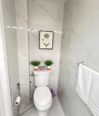Super Luxury Family Home - 3 Bedrooms, 1 Full Bathroom And 1 Half Washroom With Free Parking, Wifi, Netflix Toronto Exterior photo