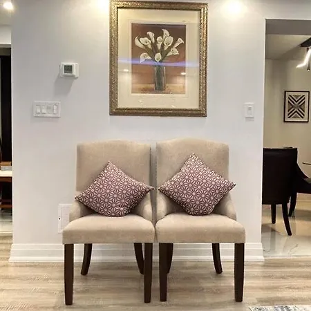Super Luxury Family Home - 3 Bedrooms, 1 Full Bathroom And 1 Half Washroom With Free Parking, Wifi, Netflix Toronto Exterior photo