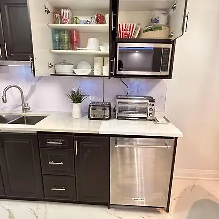Super Luxury Family Home - 3 Bedrooms, 1 Full Bathroom And 1 Half Washroom With Free Parking, Wifi, Netflix Toronto Exterior photo