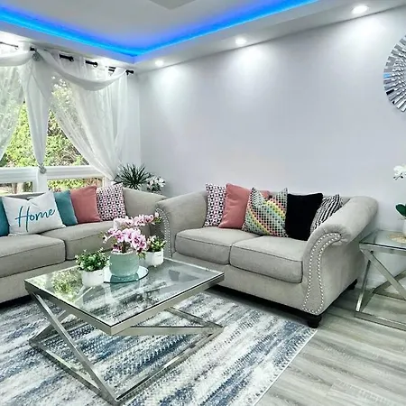 Super Luxury Family Home - 3 Bedrooms, 1 Full Bathroom And 1 Half Washroom With Free Parking, Wifi, Netflix Toronto Exterior photo