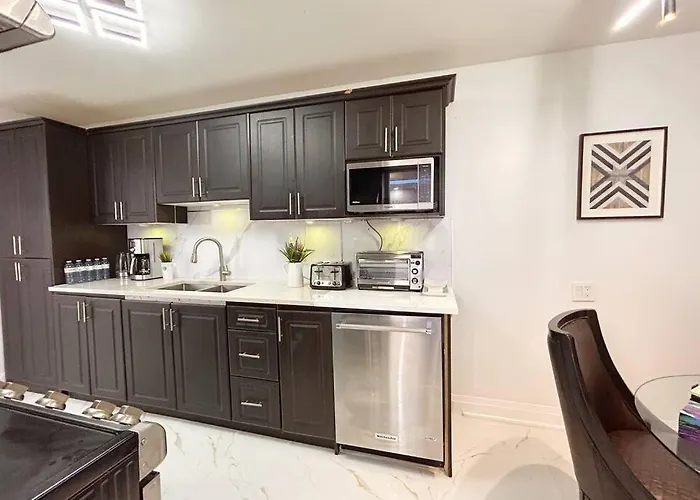 Super Luxury Family Home - 3 Bedrooms, 1 Full Bathroom And 1 Half Washroom With Free Parking, Wifi, Netflix